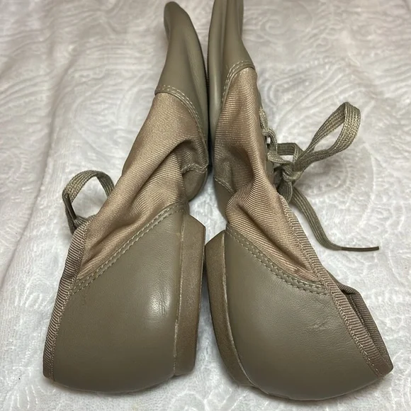Capezio Split Sole Jazz Shoe. Size 9. NWOT - Picture 6 of 9